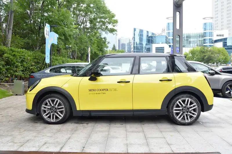 MINI 2025 1.5T COOPER 5-Door Classic — миниатюра 3