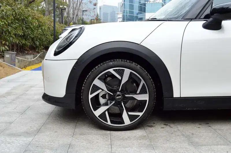 MINI 2025 2.0T COOPER S 5-Door Artist Edition — миниатюра 11