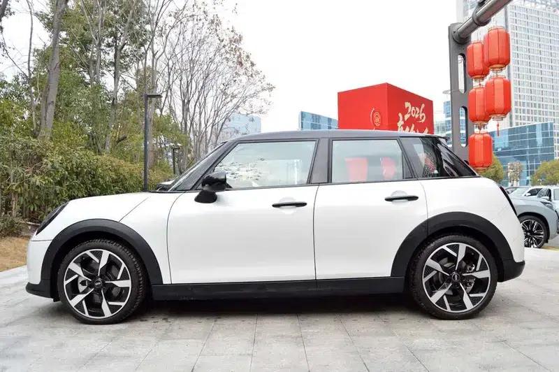 MINI 2025 2.0T COOPER S 5-Door Artist Edition — миниатюра 3