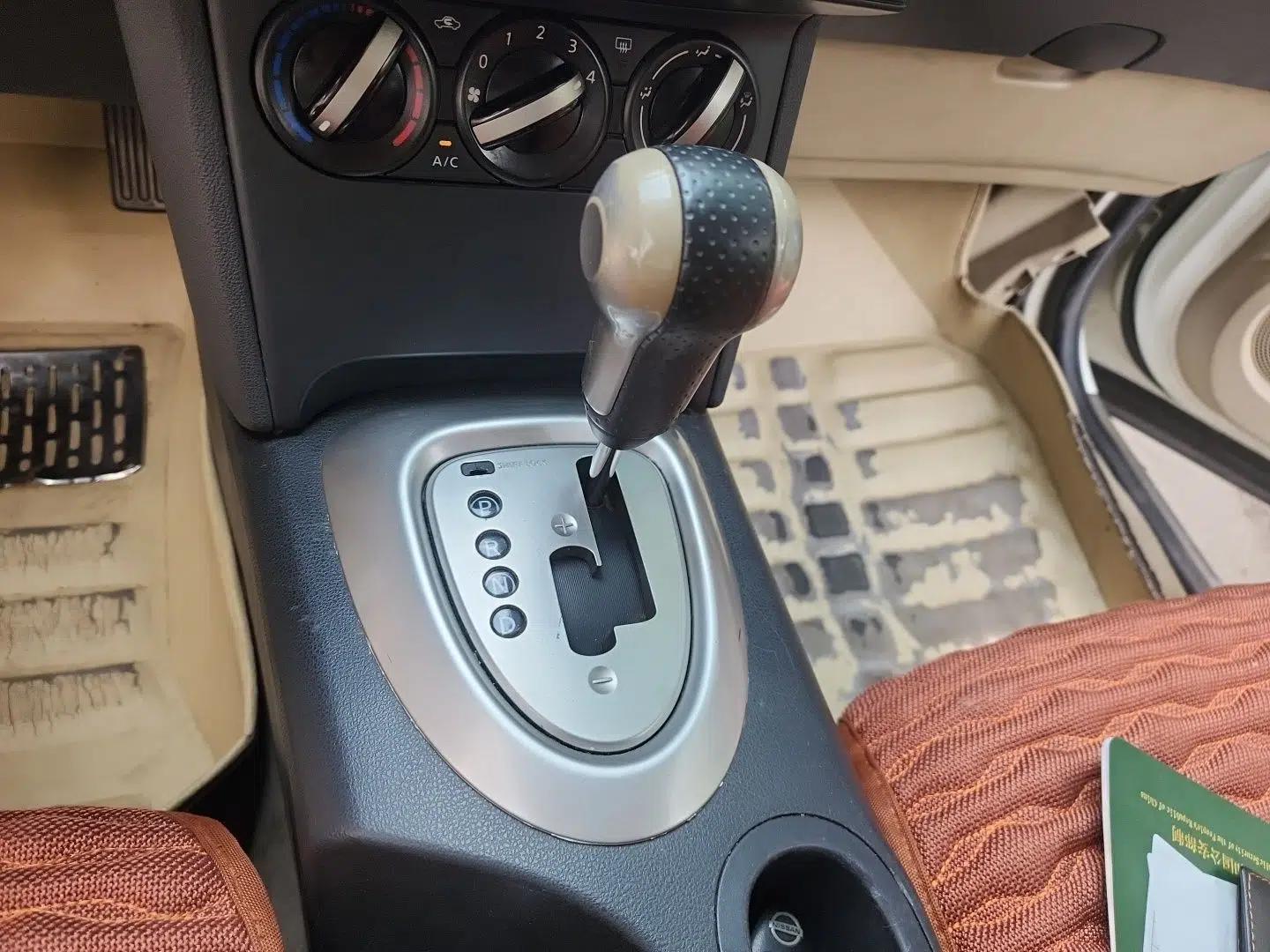 Nissan Qashqai 2012 2.0 XL Fire CVT 2WD — миниатюра 14