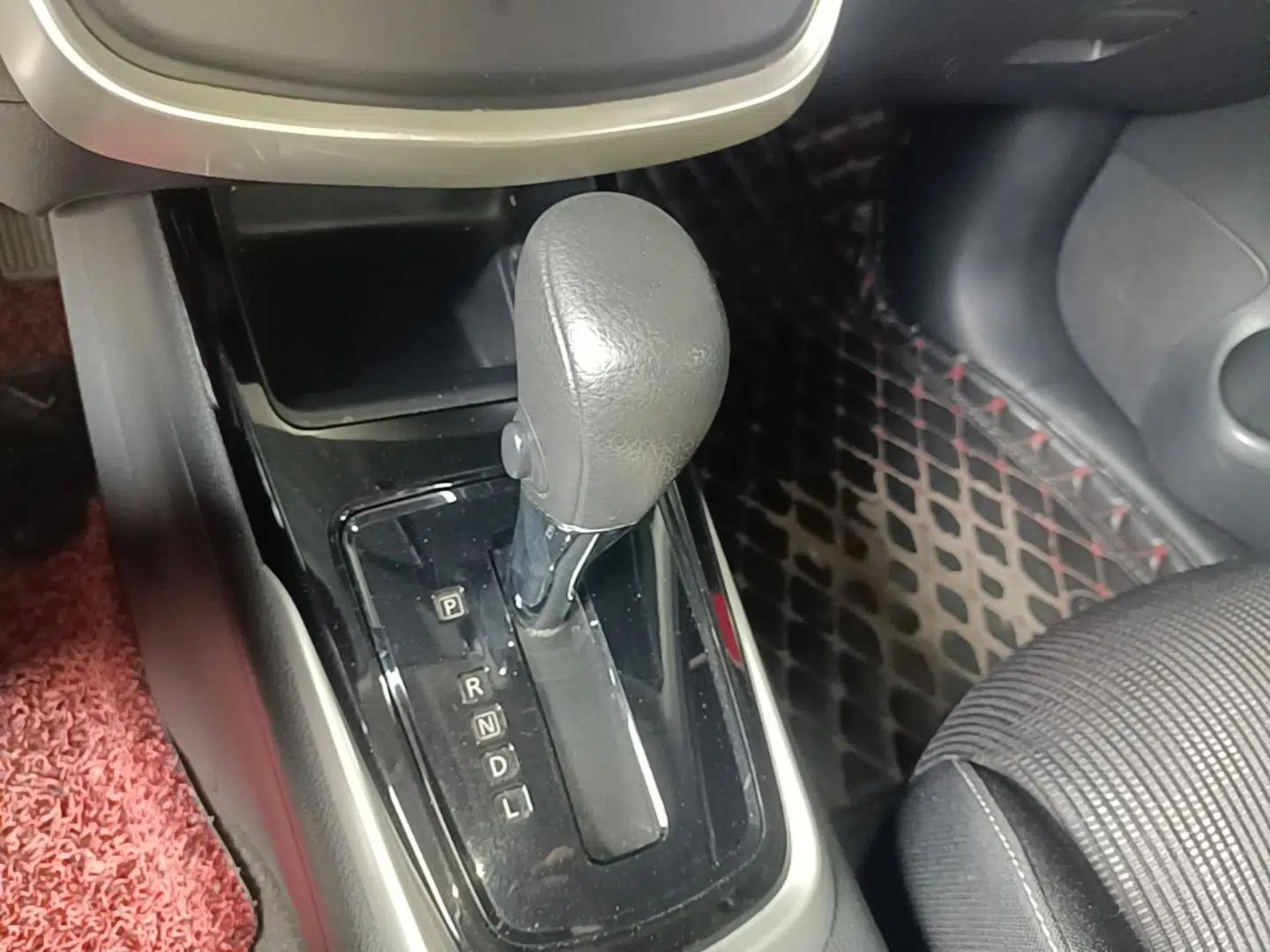 Nissan Tiida 2016 1.6L CVT Cool Dynamic Edition — миниатюра 16