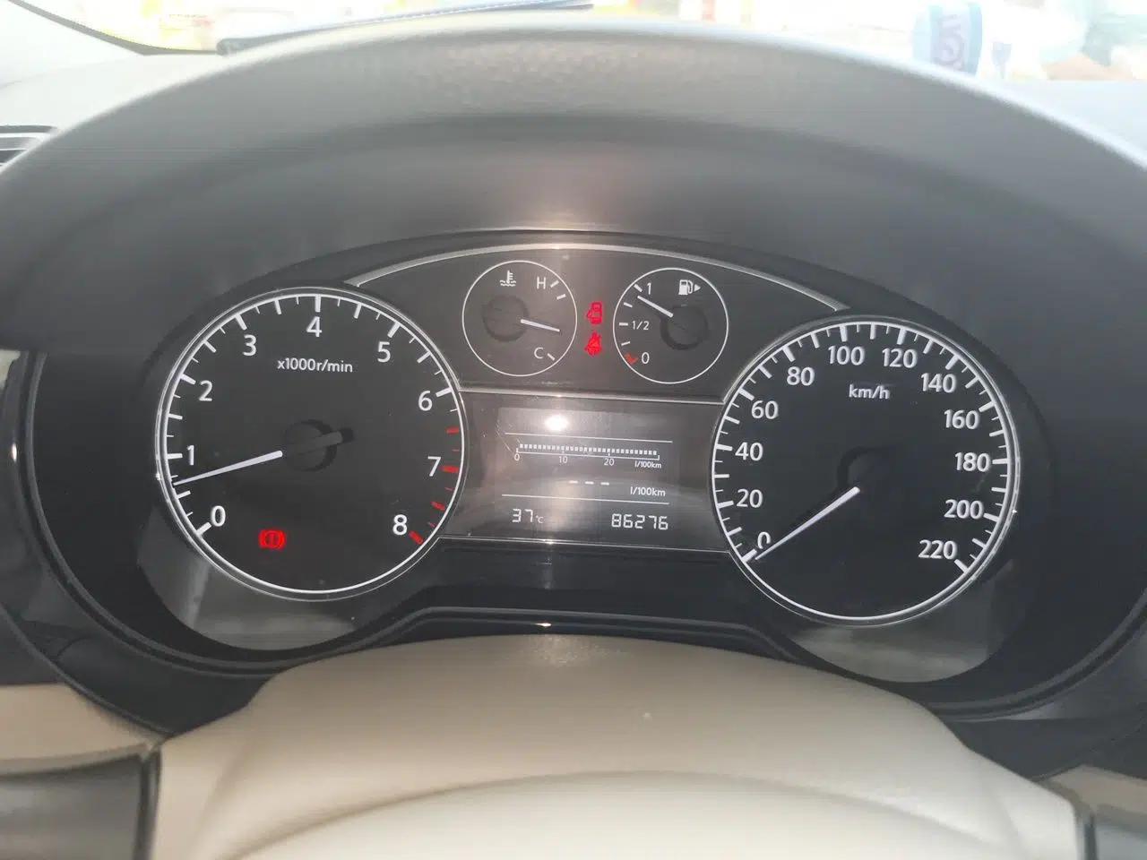 Nissan Tiida 2011 1.6L Manual Comfort Edition — миниатюра 11
