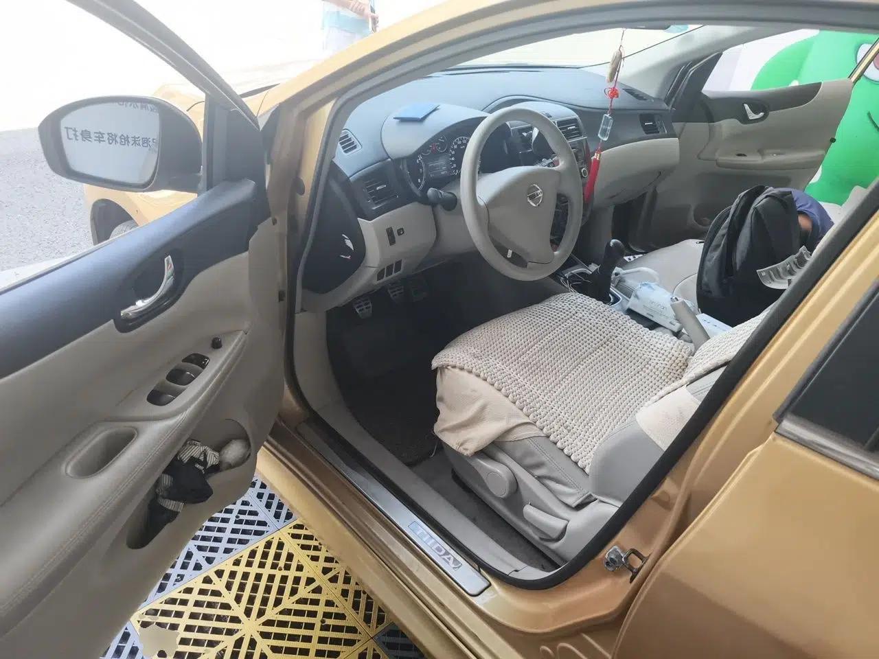 Nissan Tiida 2011 1.6L Manual Comfort Edition — миниатюра 16