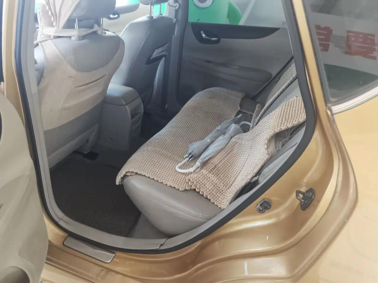 Nissan Tiida 2011 1.6L Manual Comfort Edition — миниатюра 17