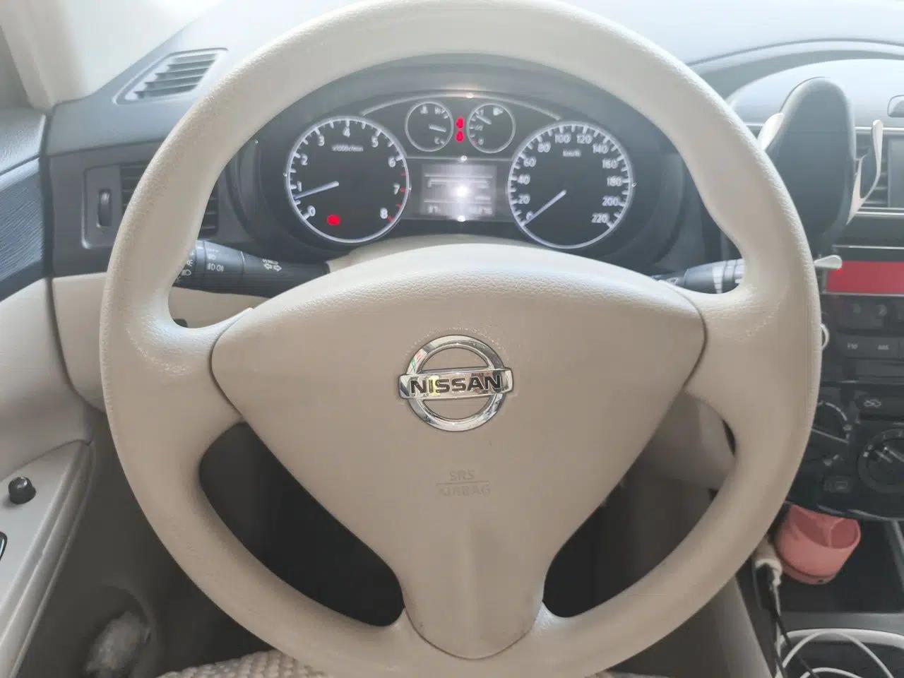 Nissan Tiida 2011 1.6L Manual Comfort Edition — миниатюра 10
