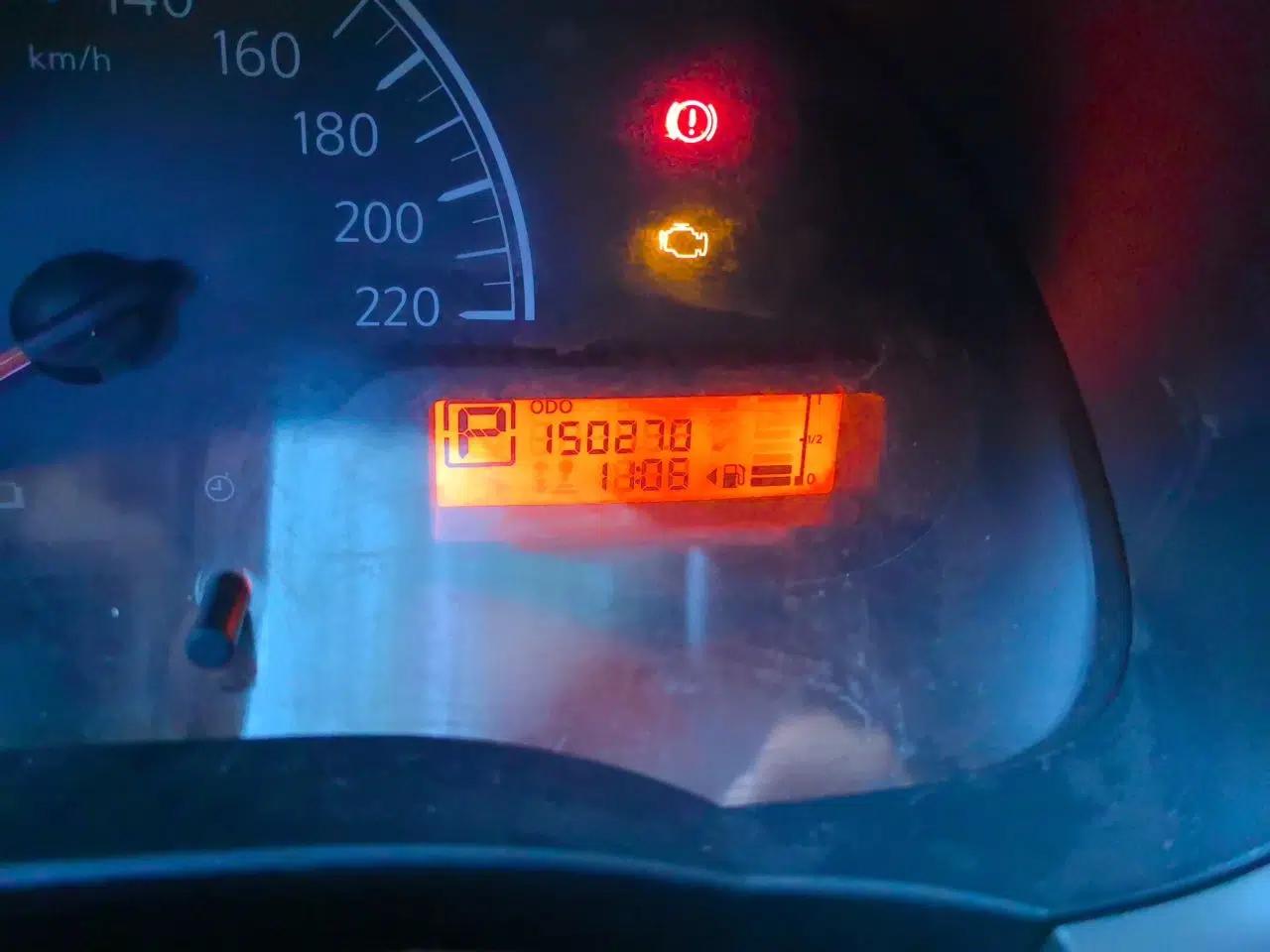 Nissan Sunny 2011 1.5XE CVT Comfort Edition — миниатюра 12