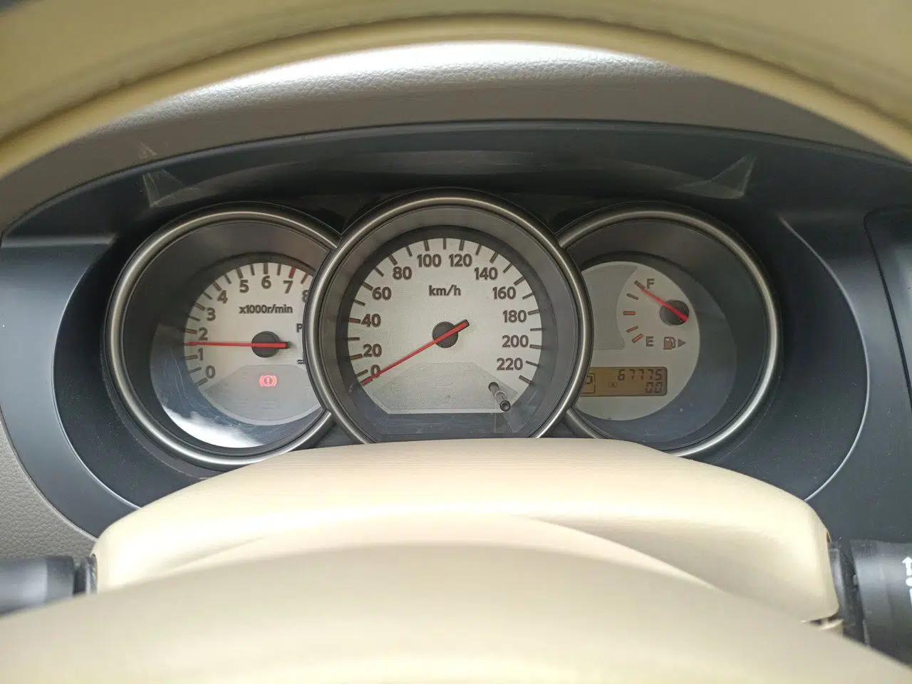 Nissan Livina 2010 Jingyue Edition 1.6L Automatic All-in-One Model — миниатюра 11