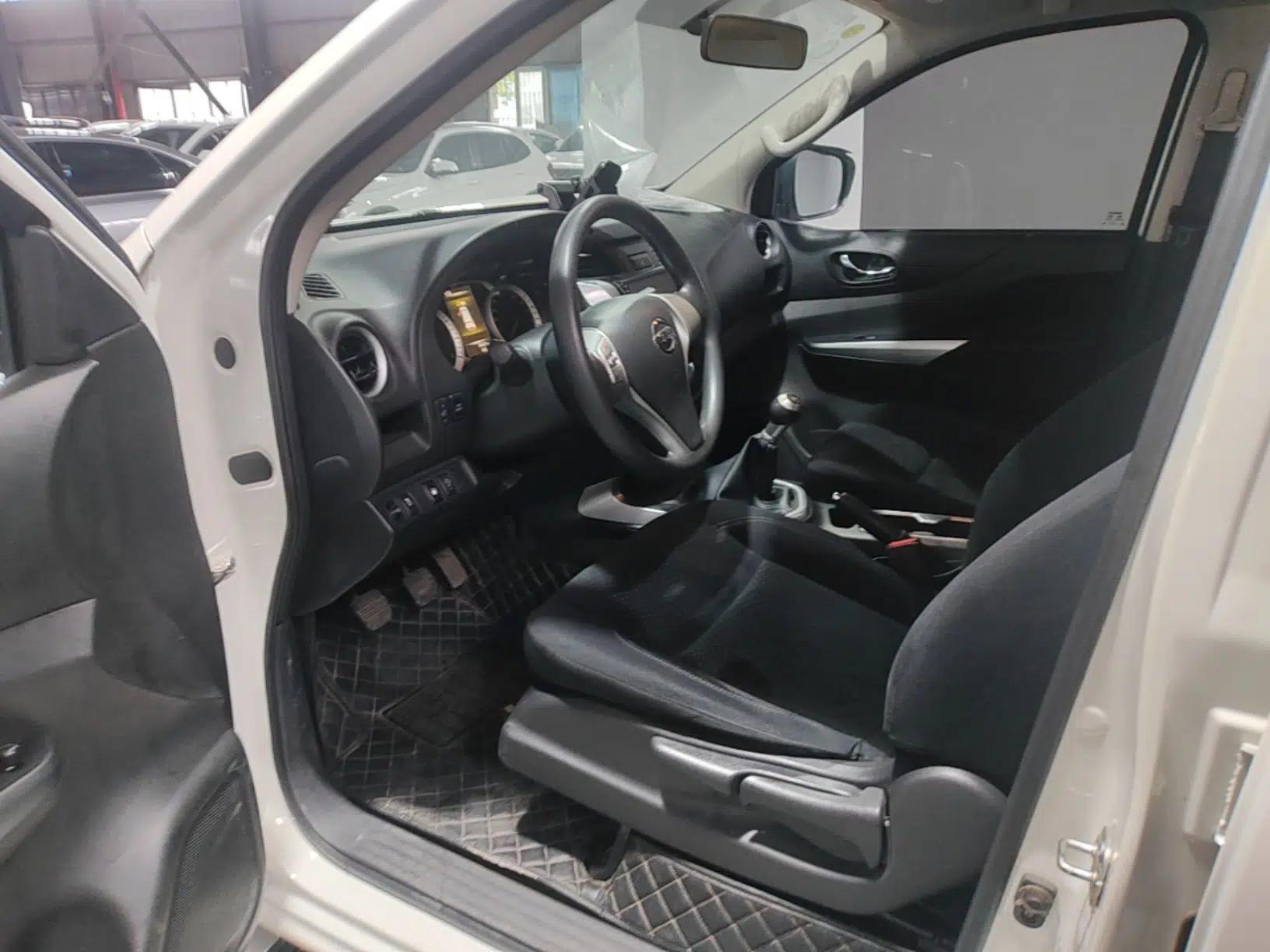 Nissan Terra 2018 2.5L Manual Two-Wheel Drive Elite Edition — миниатюра 22