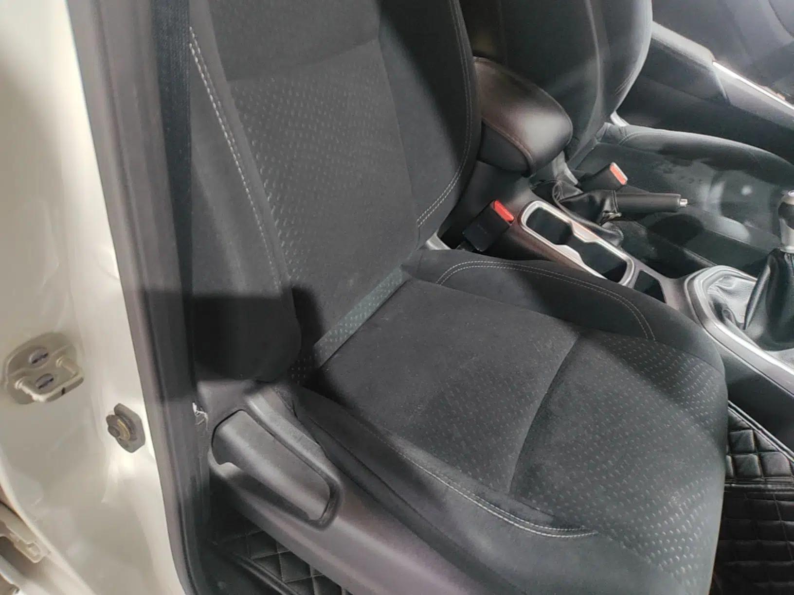 Nissan Terra 2018 2.5L Manual Two-Wheel Drive Elite Edition — миниатюра 24