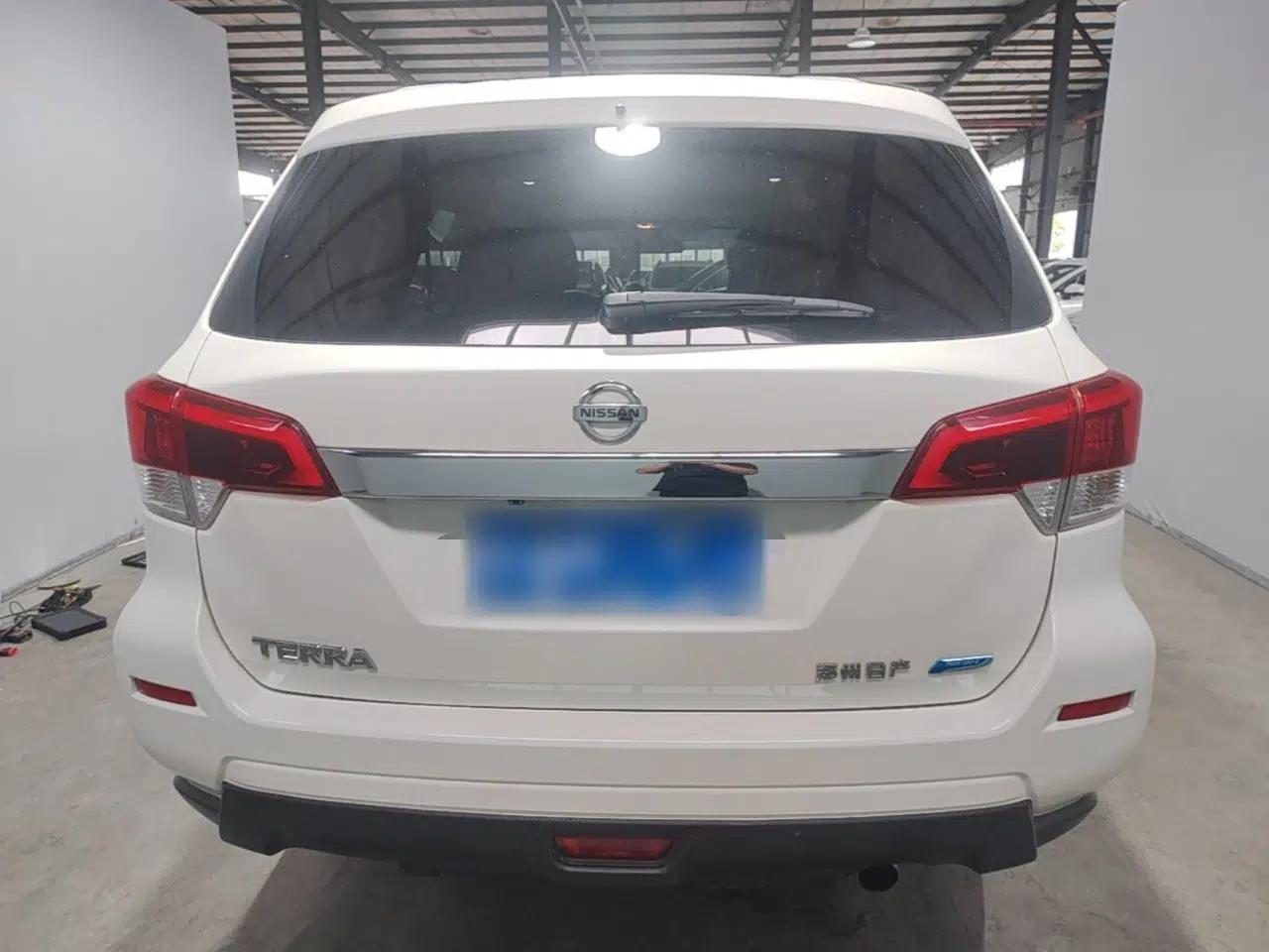 Nissan Terra 2018 2.5L Manual Two-Wheel Drive Elite Edition — миниатюра 5