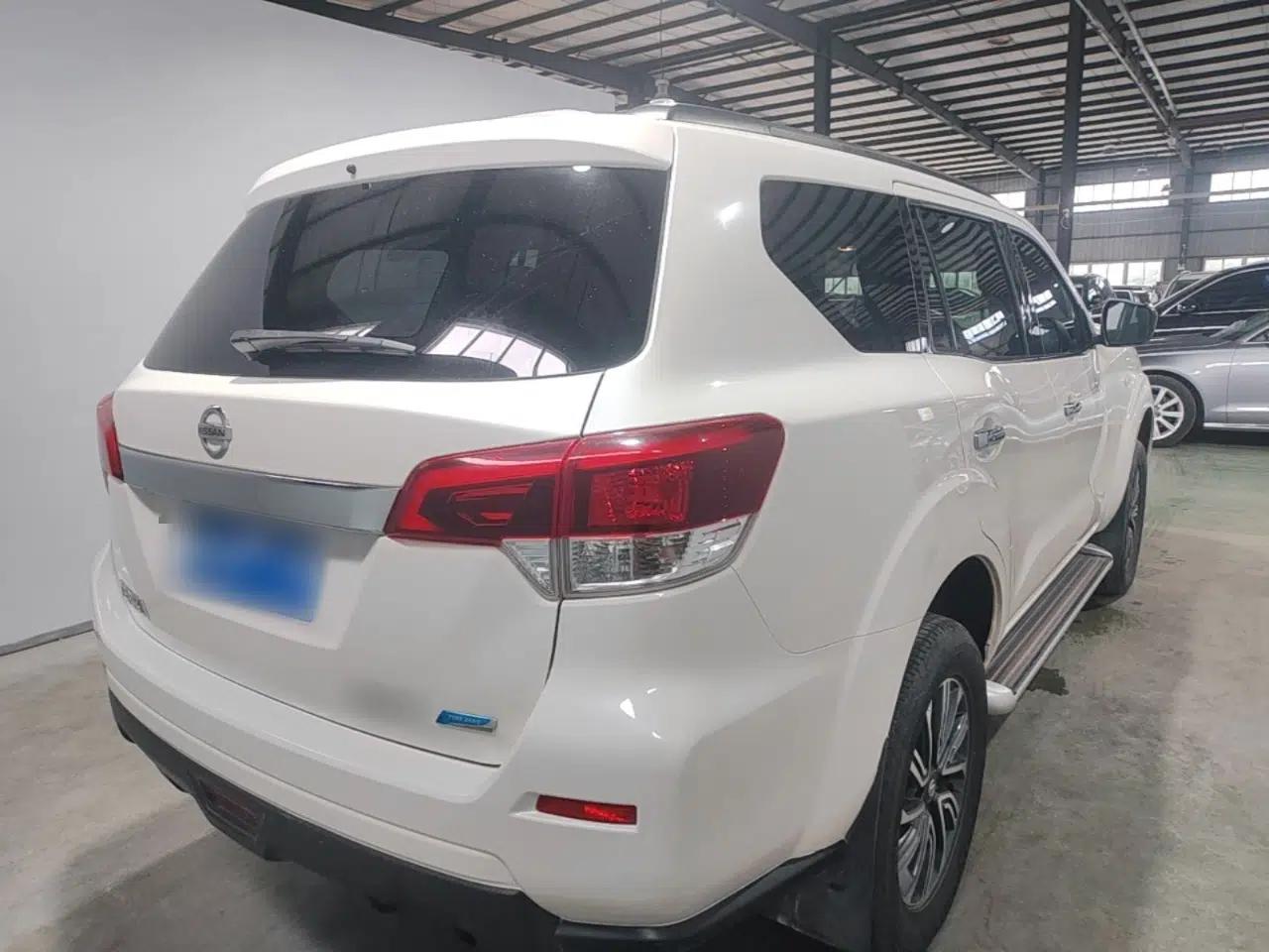 Nissan Terra 2018 2.5L Manual Two-Wheel Drive Elite Edition — миниатюра 6
