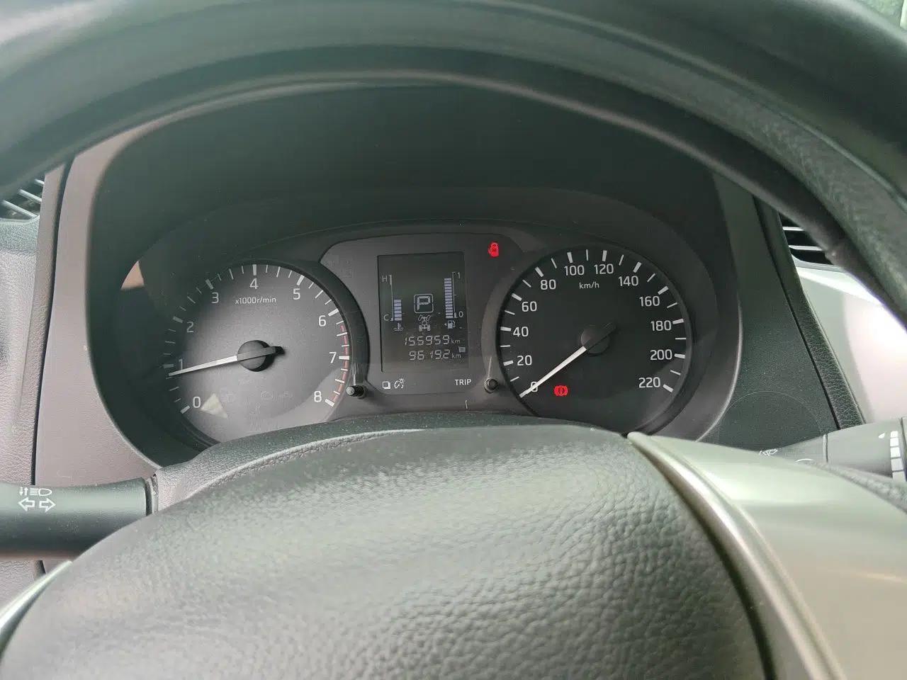 Nissan Navara 2017 2.5L Automatic 4x4 Luxury Edition QR25 — миниатюра 11