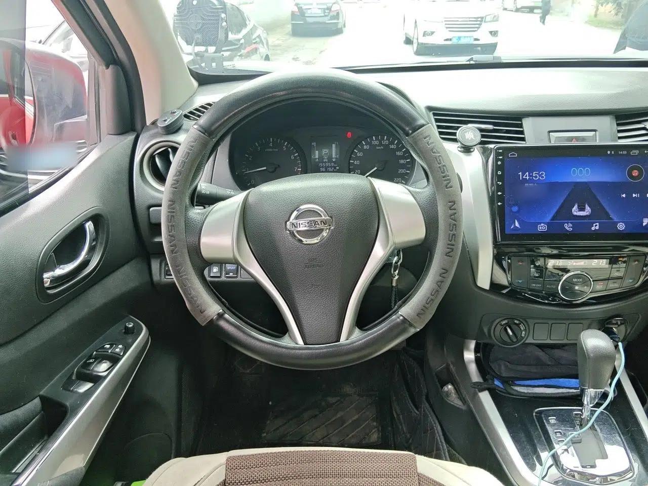 Nissan Navara 2017 2.5L Automatic 4x4 Luxury Edition QR25 — миниатюра 10