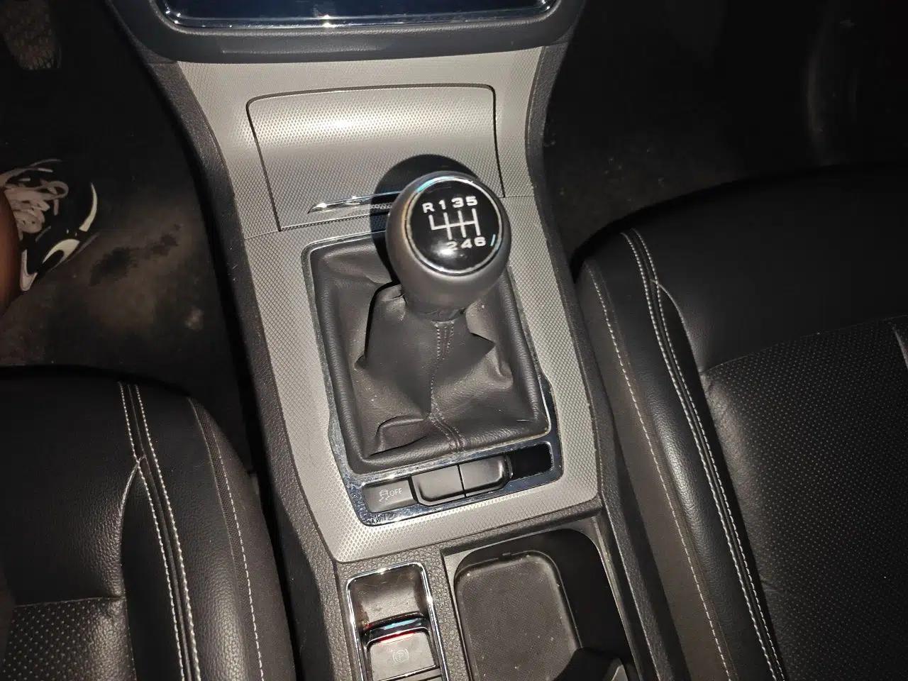 Roewe RX5 2016 20T Two-Wheel Drive Manual Transmission Internet Smart Edition — миниатюра 14