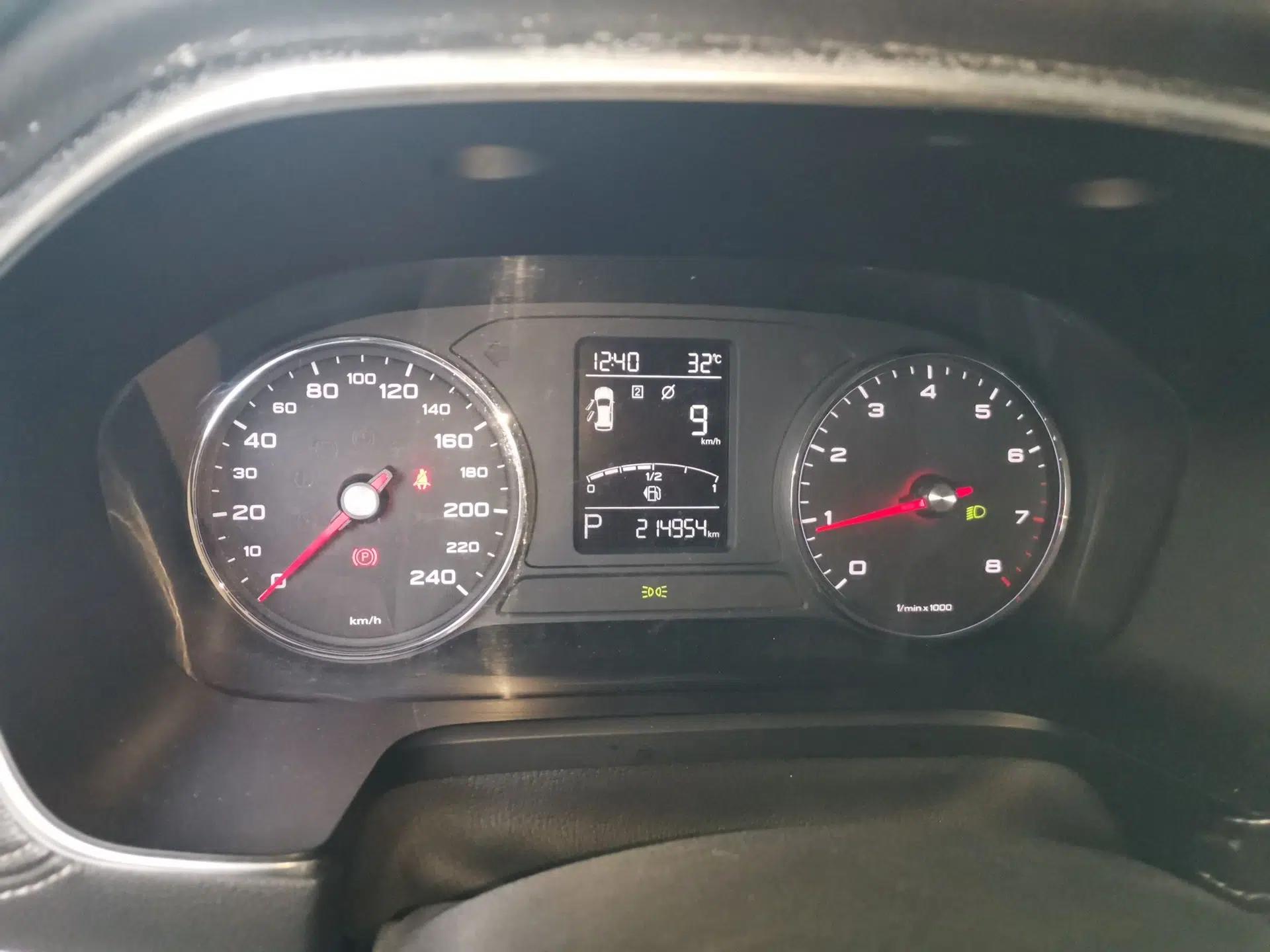 Roewe RX5 2016 20T Two-Wheel Drive Automatic Internet Smart Edition — миниатюра 11