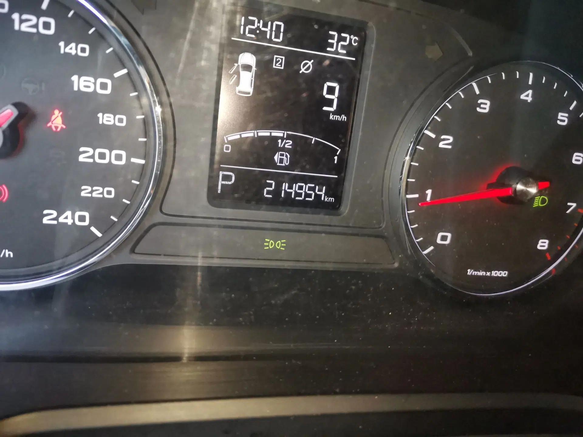 Roewe RX5 2016 20T Two-Wheel Drive Automatic Internet Smart Edition — миниатюра 12