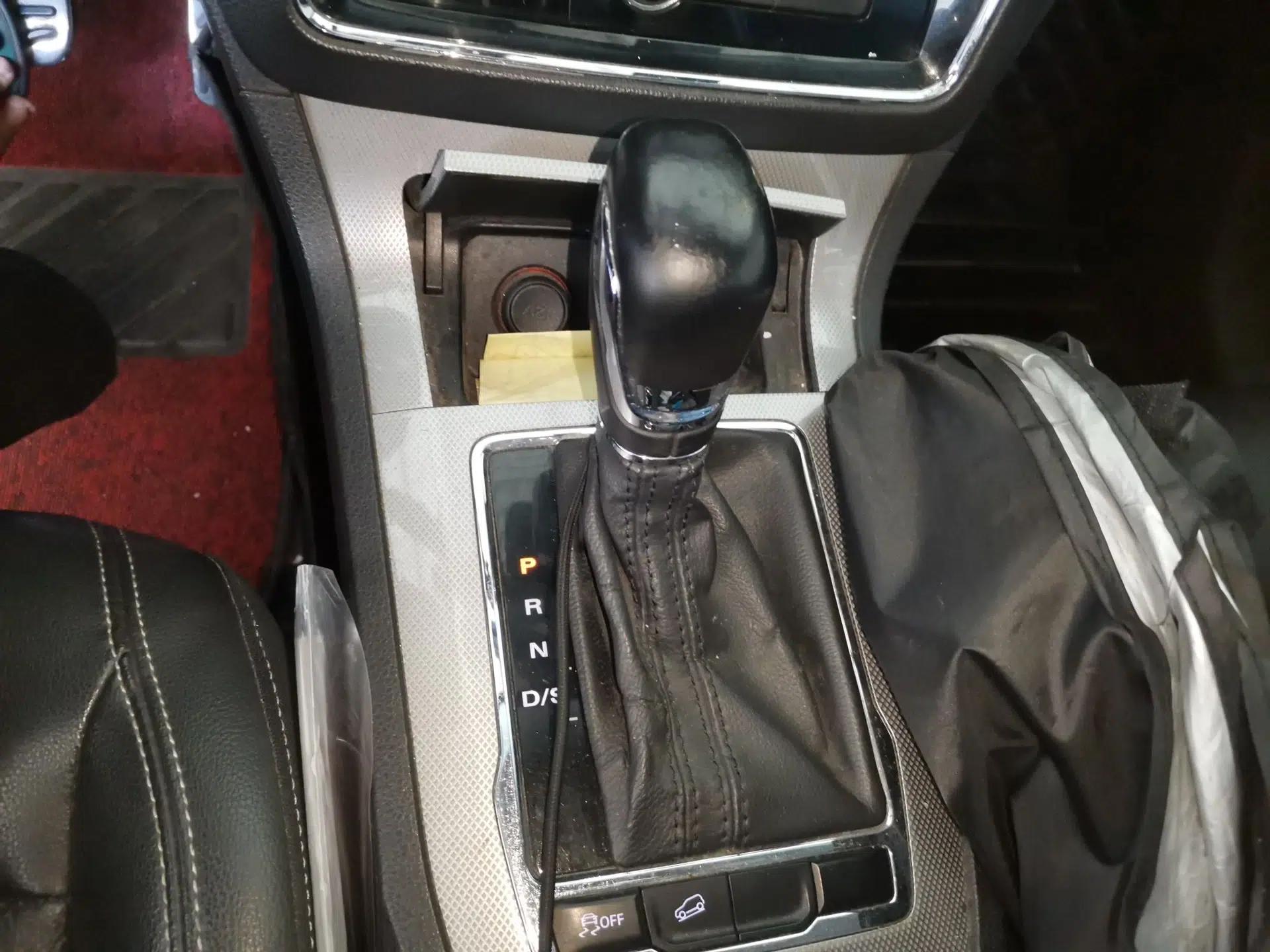Roewe RX5 2016 20T Two-Wheel Drive Automatic Internet Smart Edition — миниатюра 14