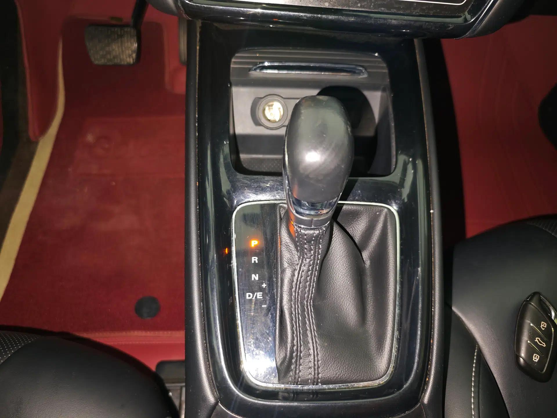 Roewe i5 2020 1.5L Automatic 4G Connect Luxury Flagship Edition — миниатюра 16