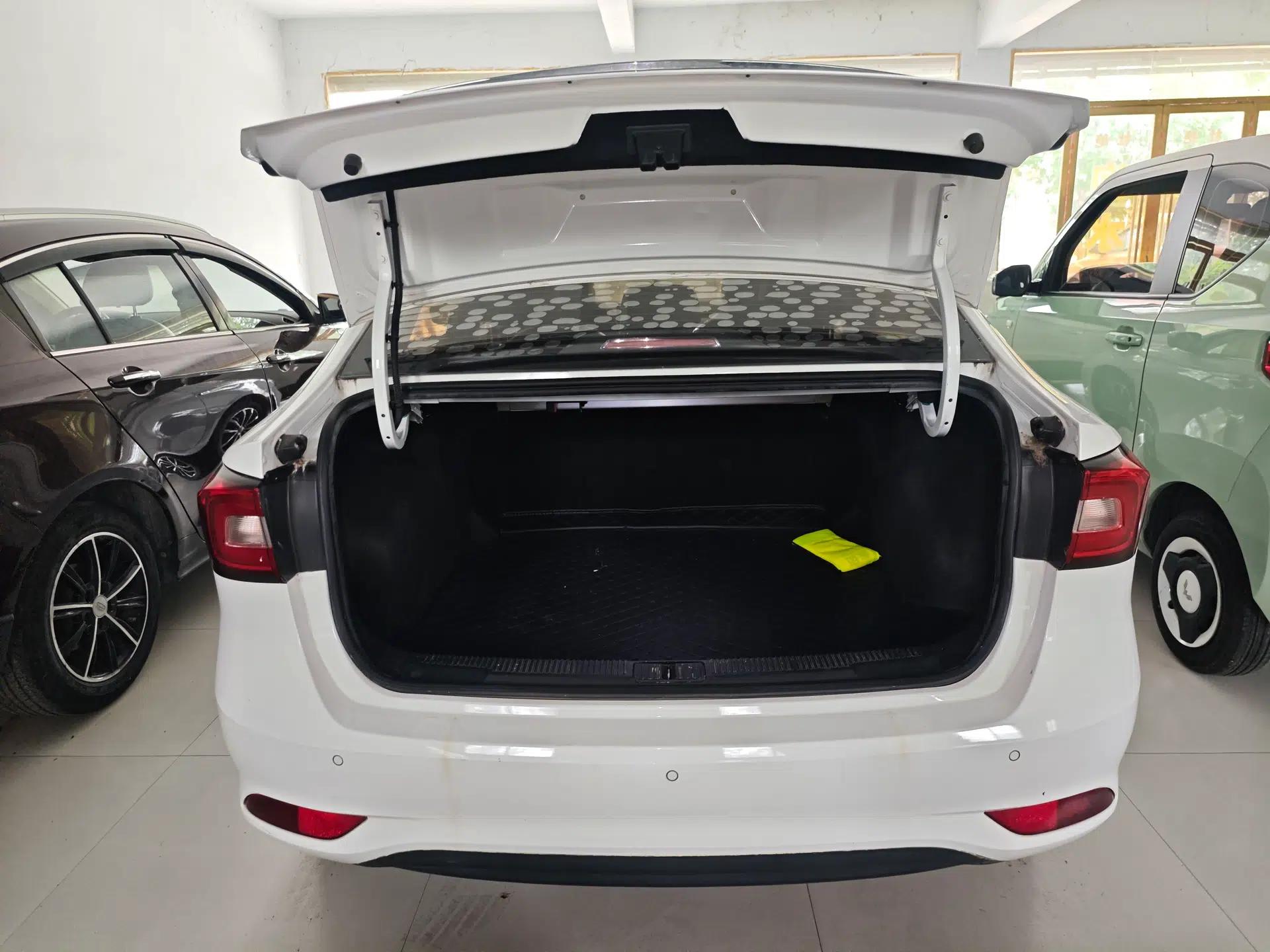 Roewe i5 2020 1.5L Automatic 4G Connect Luxury Flagship Edition — миниатюра 22