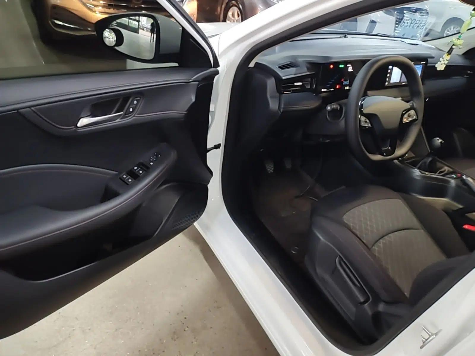 Roewe i5 2023 1.5L Manual Comfort Edition — миниатюра 23