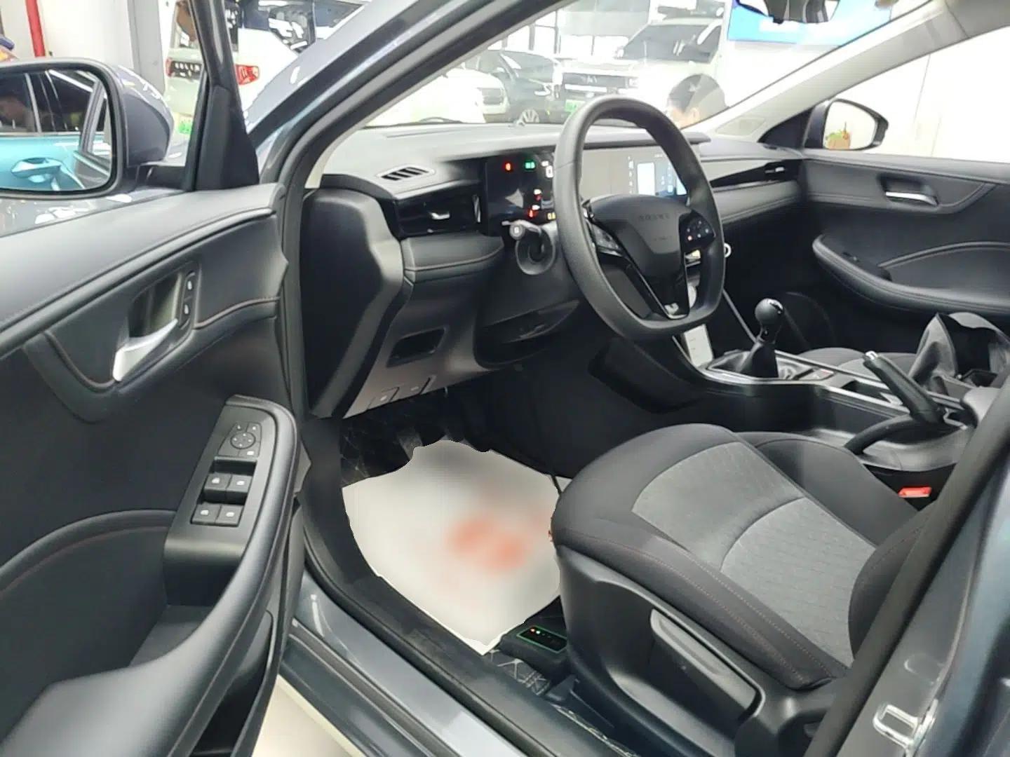Roewe i5 2023 1.5L Manual Comfort Edition — миниатюра 18