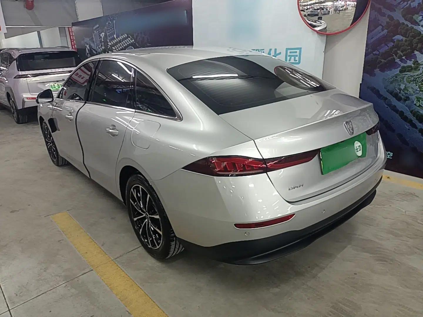 Roewe D7 2025 DMH 125km World Champion Edition — миниатюра 13