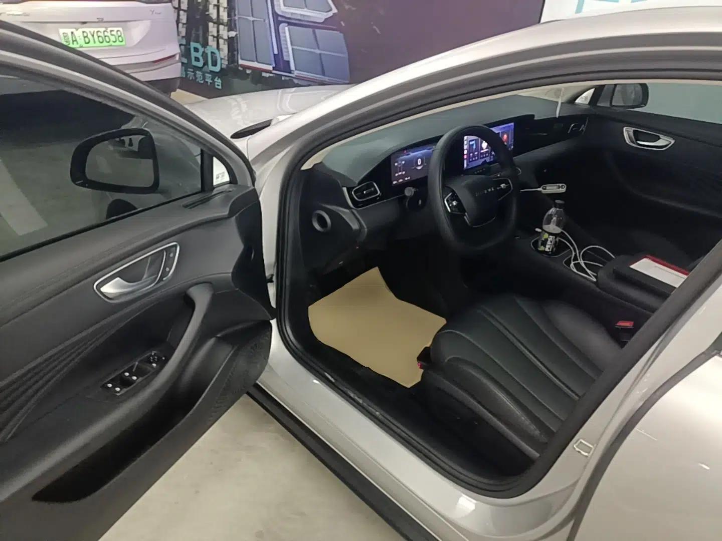 Roewe D7 2025 DMH 125km World Champion Edition — миниатюра 23