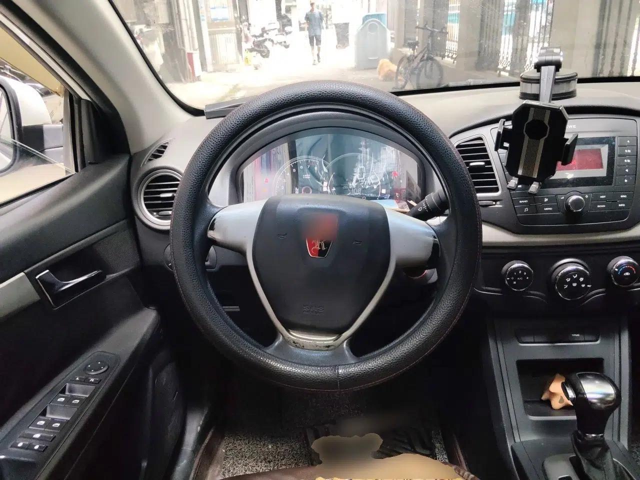 Roewe 350 2015 1.5L Automatic Luxury Sunroof Edition — миниатюра 10