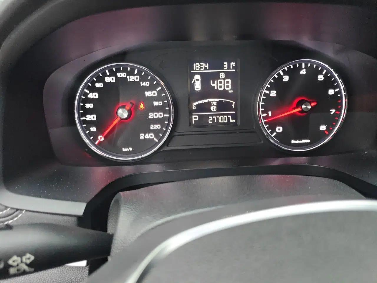 Roewe i6 2018 20T Automatic Internet Smart Edition — миниатюра 12