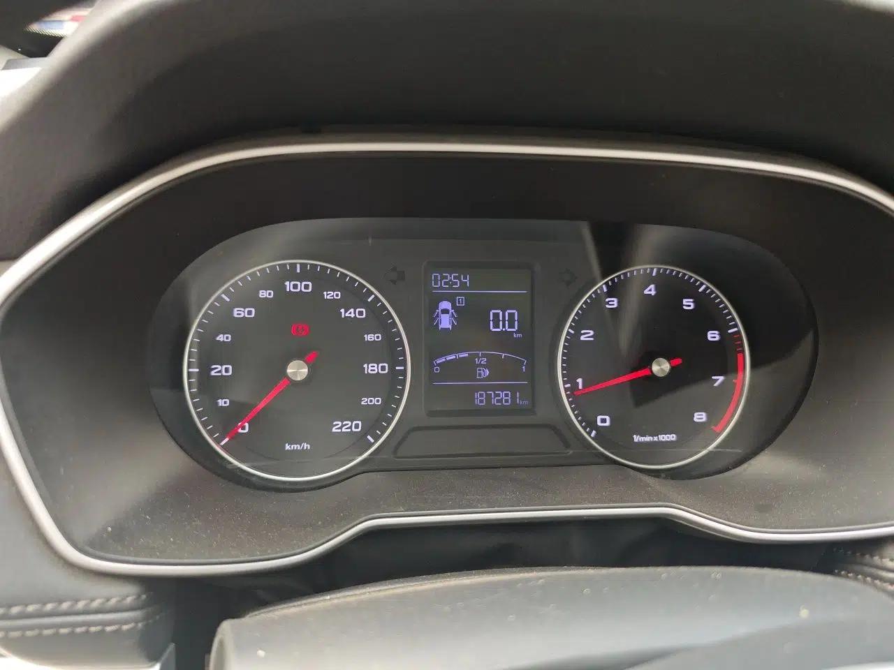 Roewe RX3 2018 1.6L Manual Flagship Edition — миниатюра 11