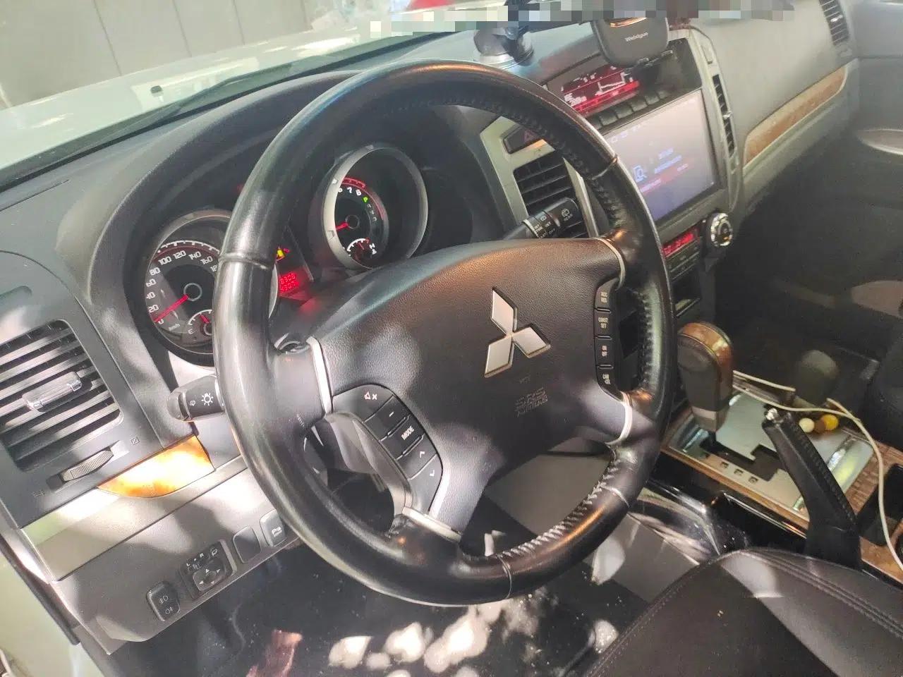 Mitsubishi Pajero 2019 3.0L Automatic Comfort Edition — миниатюра 10