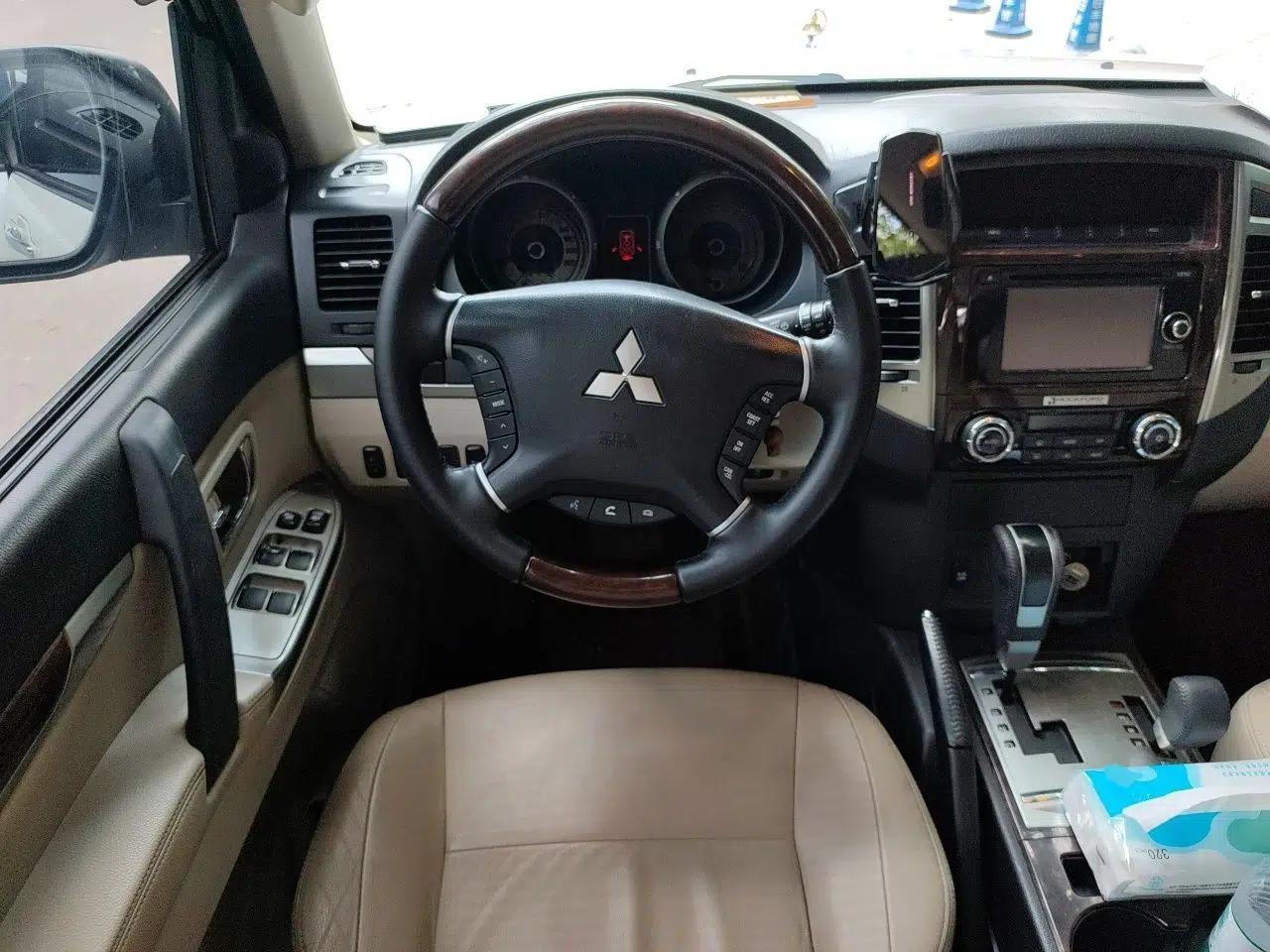 Mitsubishi Pajero Mitsubishi Pajero 3.8L Middle East specification, 7-seater, gasoline, automatic transmission, V97 five-door with sunroof — миниатюра 10