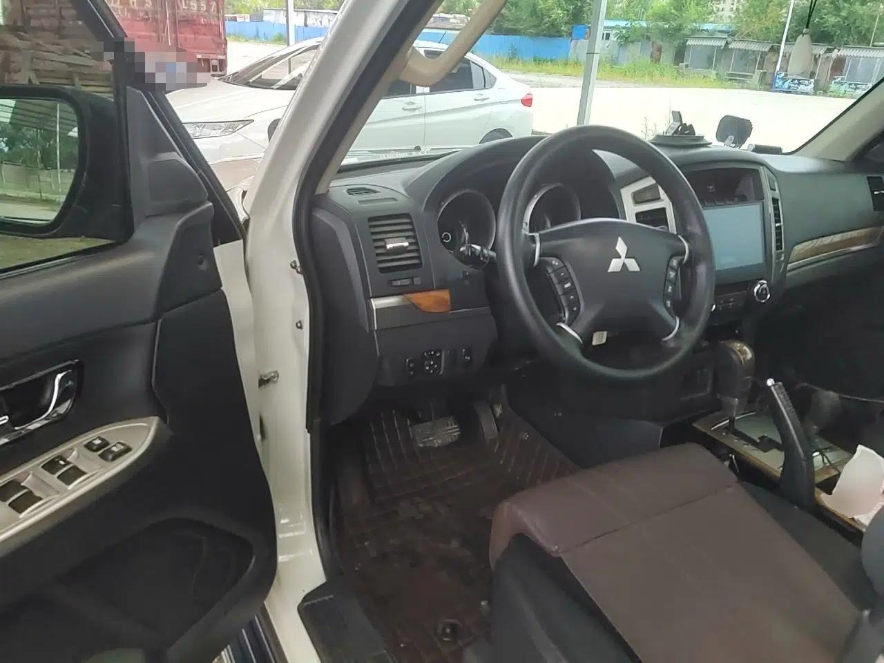 Mitsubishi Pajero 2019 3.0L Automatic Standard Edition — миниатюра 16