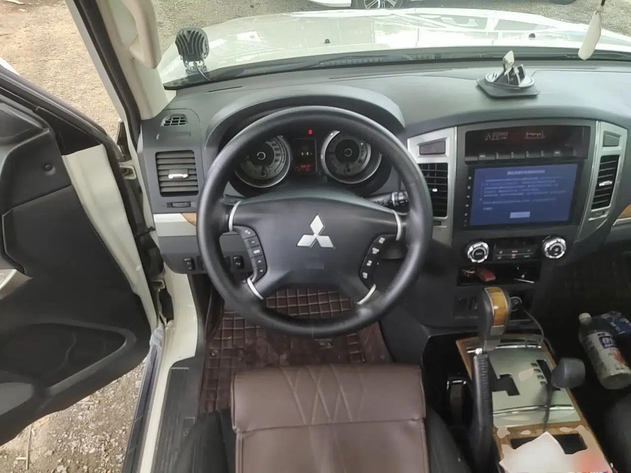 Mitsubishi Pajero 2019 3.0L Automatic Standard Edition — миниатюра 10