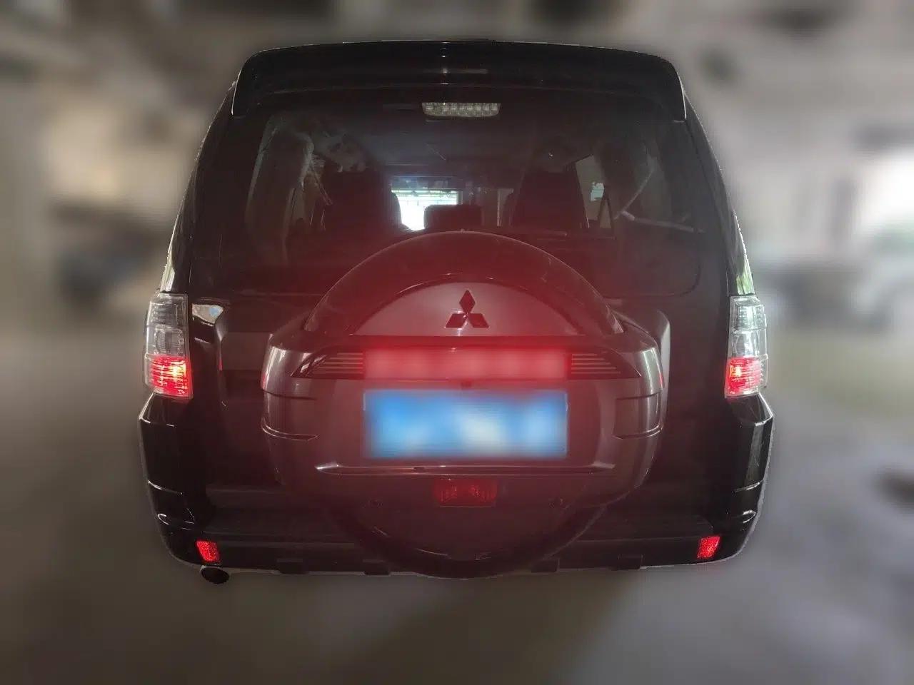 Mitsubishi Pajero 2018 3.0L Automatic Comfort Edition — миниатюра 5
