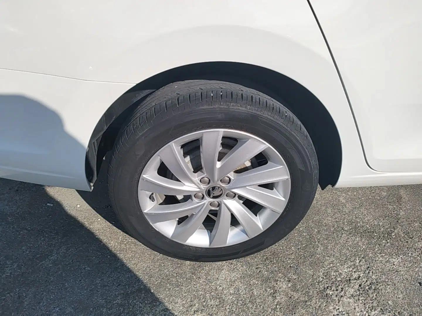 Skoda Rapid 2018 1.6L Automatic Comfort Edition — миниатюра 11