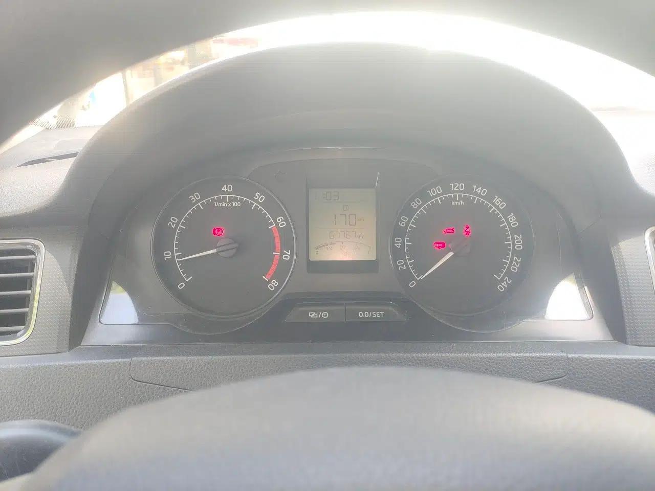 Skoda Rapid 2013 1.6L Manual Smart Selection Model — миниатюра 11