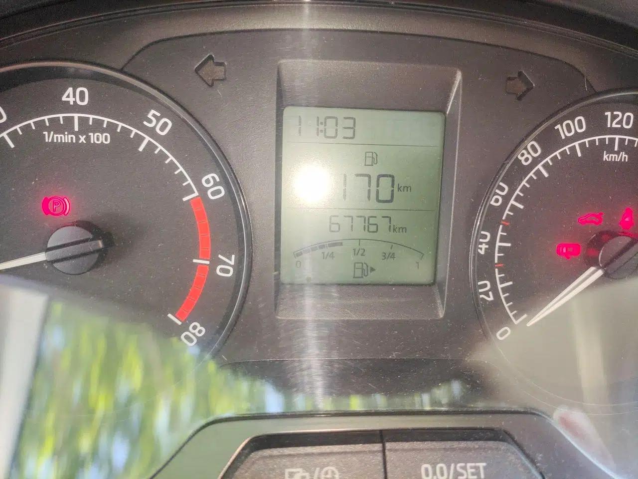 Skoda Rapid 2013 1.6L Manual Smart Selection Model — миниатюра 12