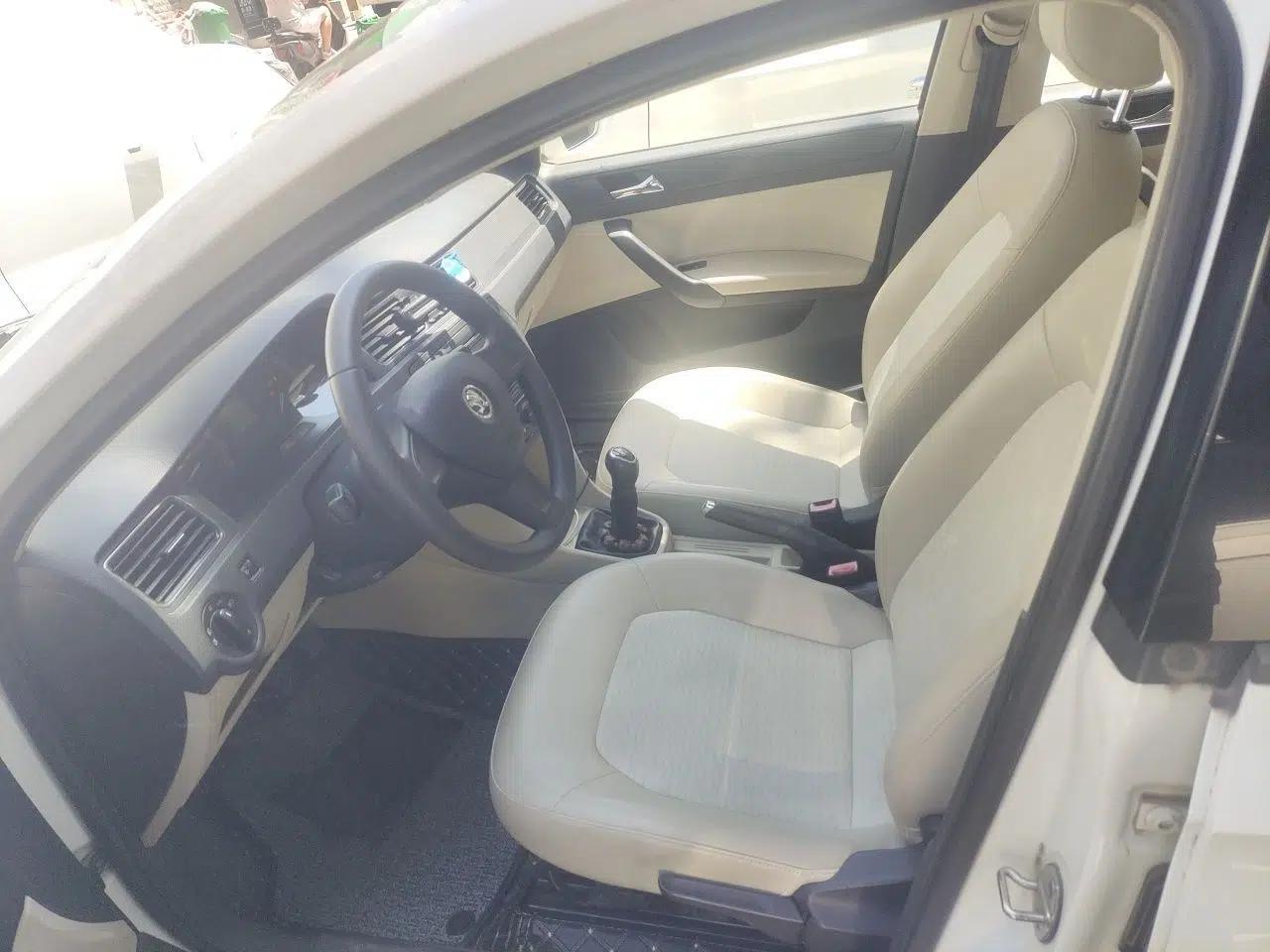 Skoda Rapid 2013 1.6L Manual Smart Selection Model — миниатюра 15