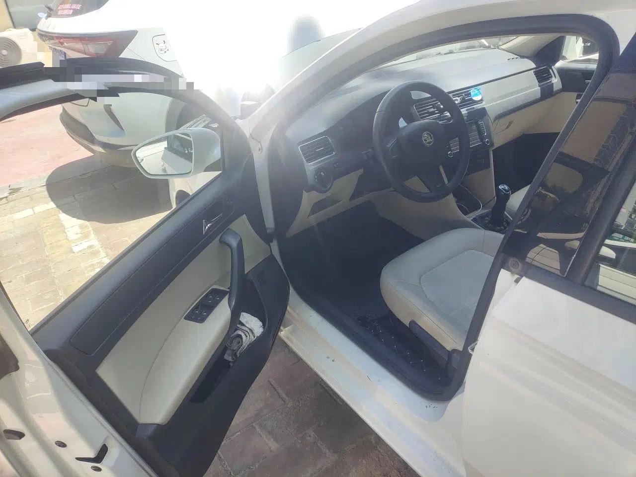 Skoda Rapid 2013 1.6L Manual Smart Selection Model — миниатюра 16