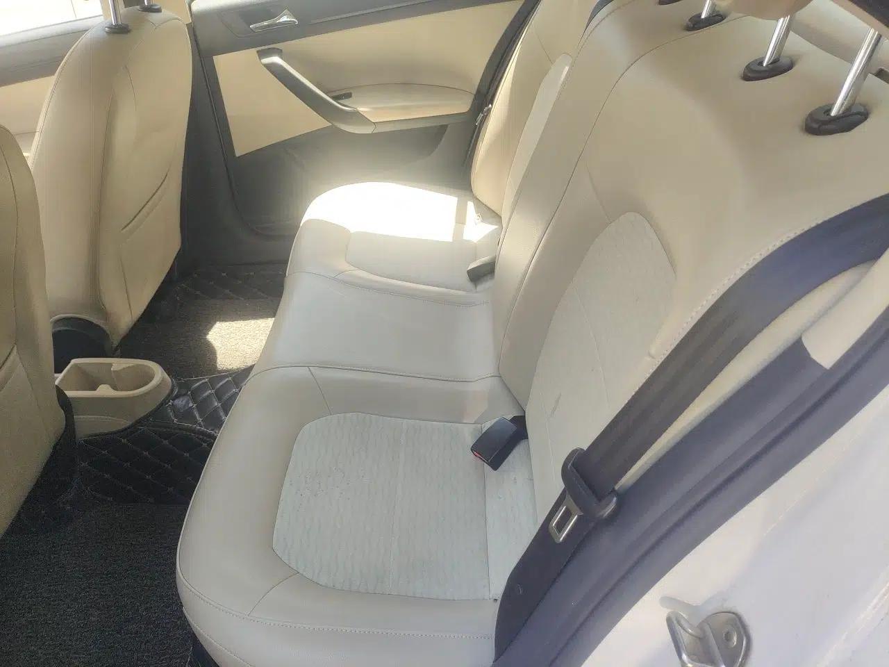 Skoda Rapid 2013 1.6L Manual Smart Selection Model — миниатюра 17