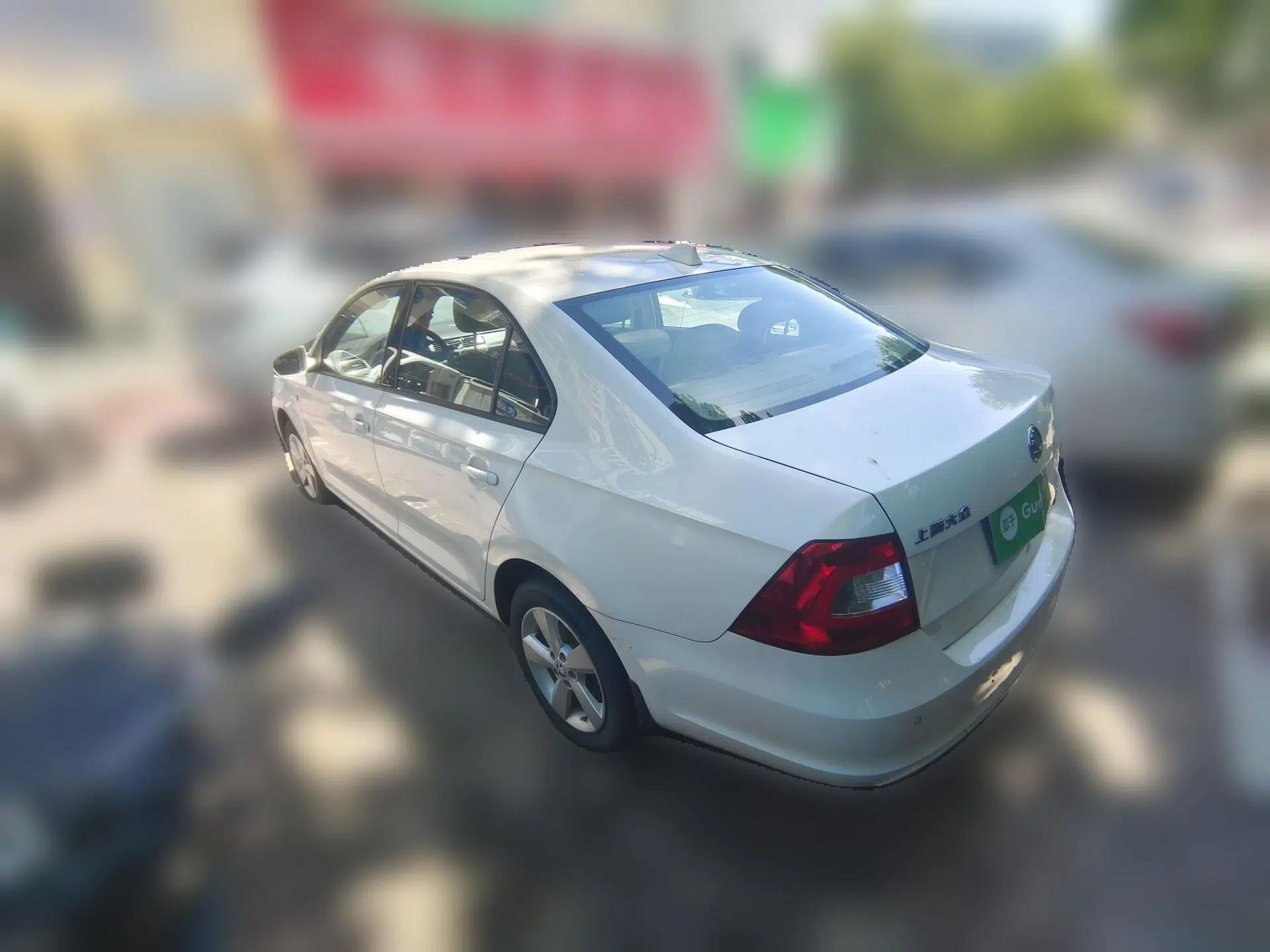 Skoda Rapid 2013 1.6L Manual Smart Selection Model — миниатюра 4