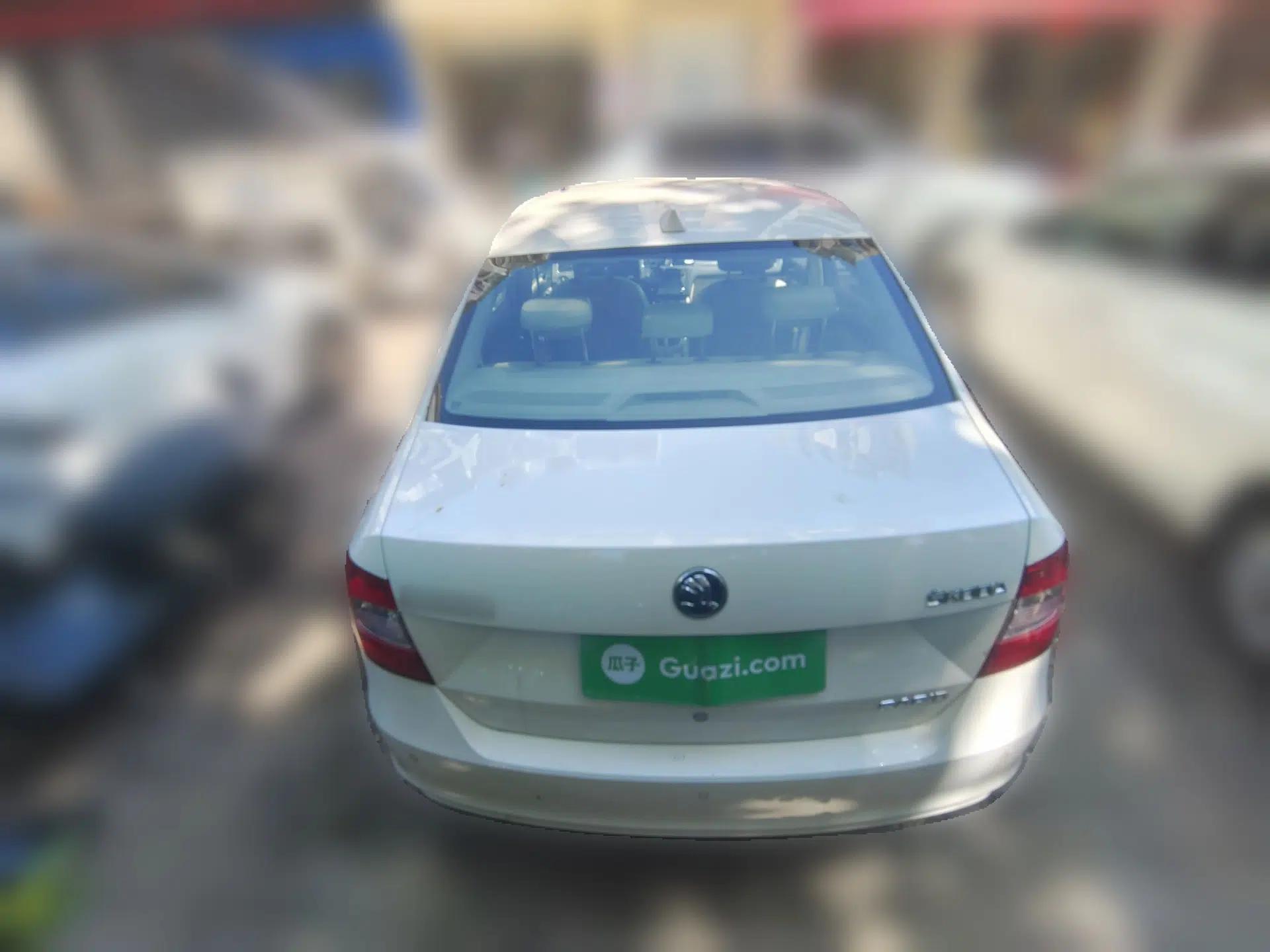Skoda Rapid 2013 1.6L Manual Smart Selection Model — миниатюра 5