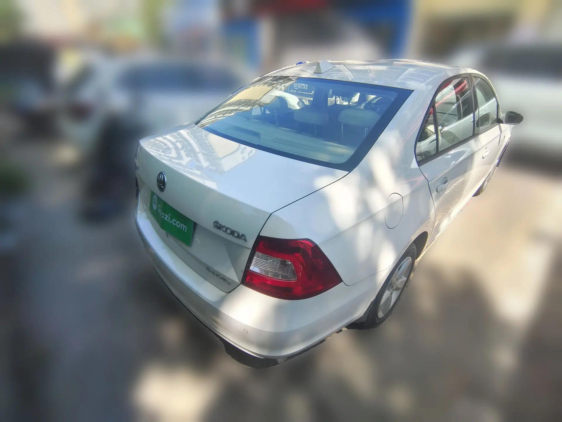 Skoda Rapid 2013 1.6L Manual Smart Selection Model — миниатюра 6
