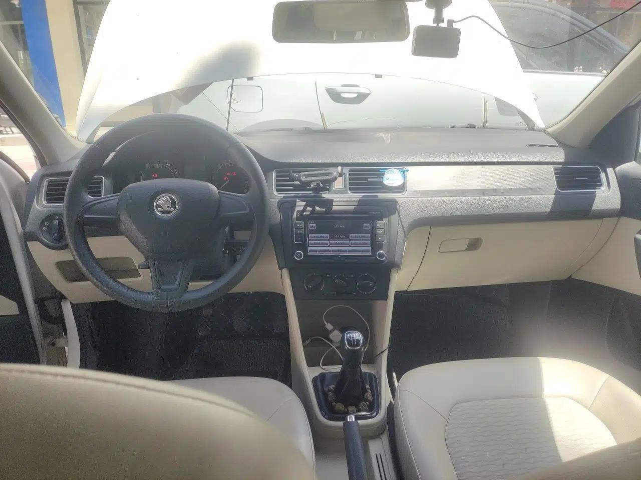 Skoda Rapid 2013 1.6L Manual Smart Selection Model — миниатюра 9