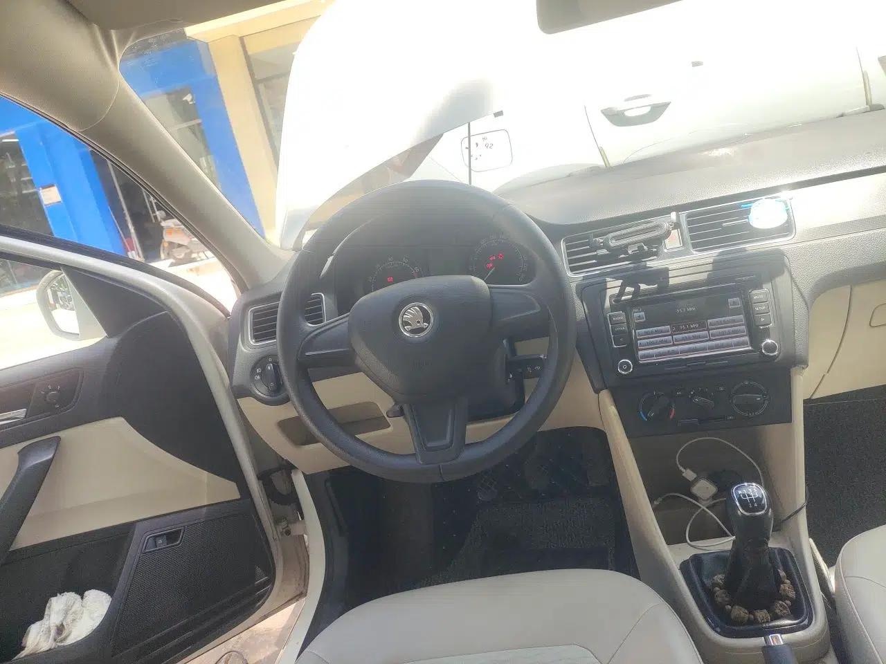 Skoda Rapid 2013 1.6L Manual Smart Selection Model — миниатюра 10
