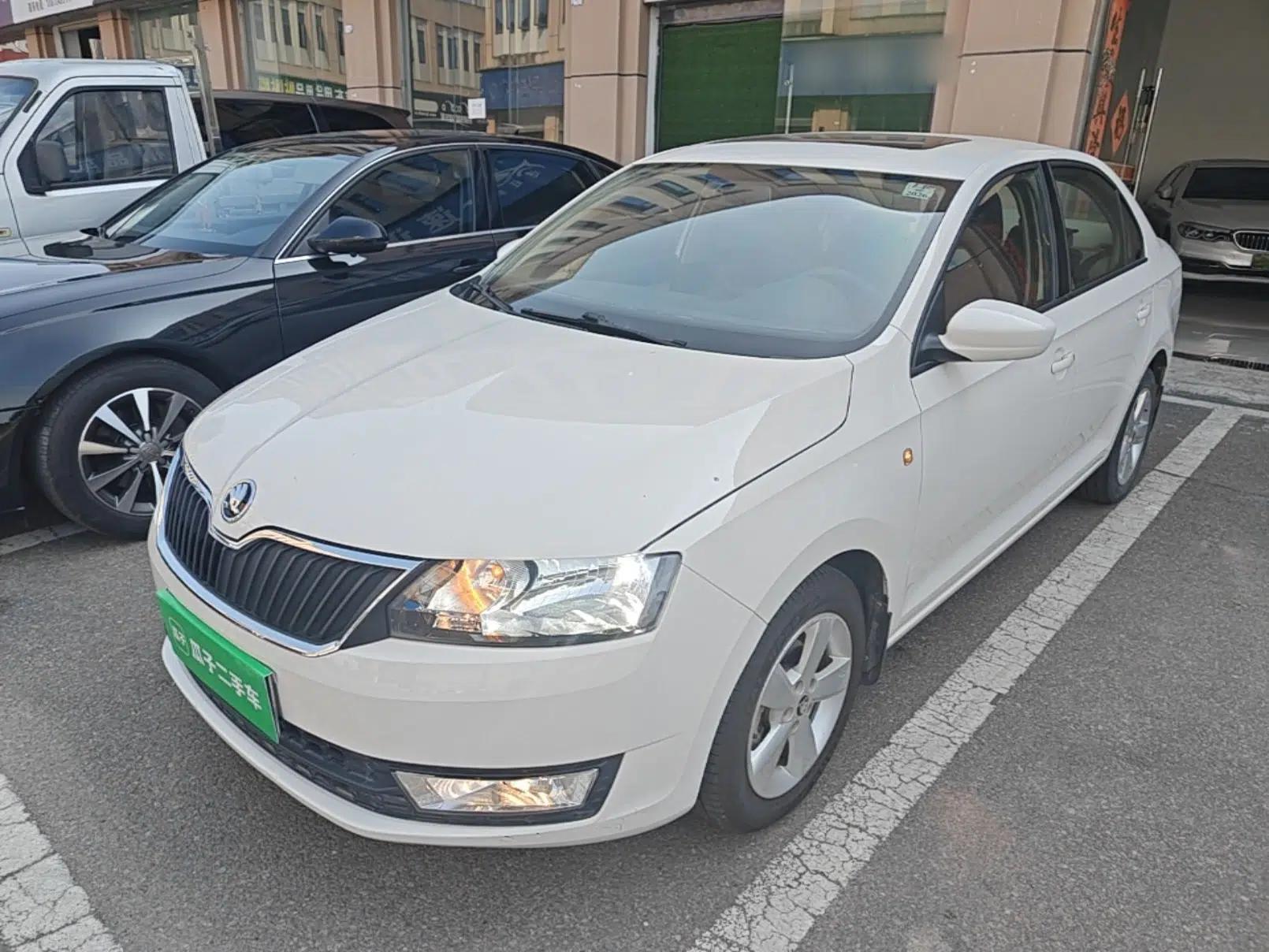 Skoda Rapid 2015 1.6L Automatic Smart Selection Model — миниатюра 1