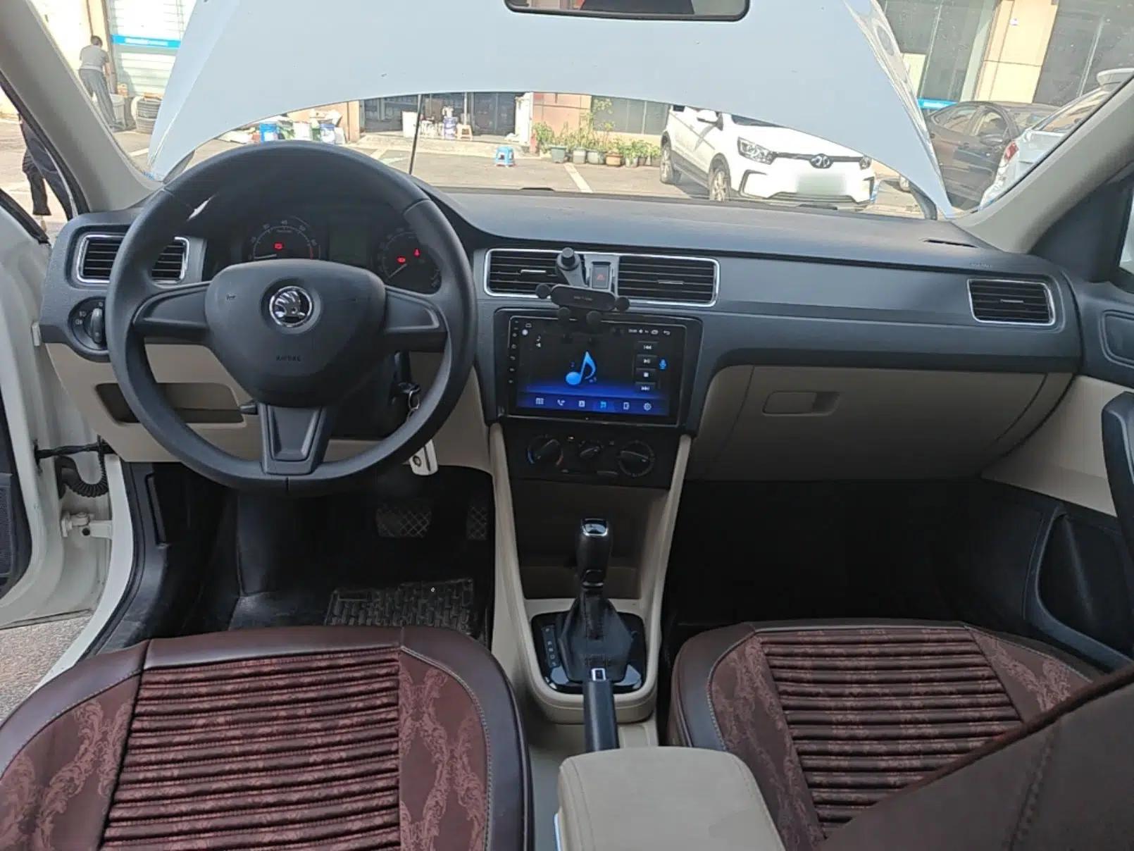 Skoda Rapid 2015 1.6L Automatic Smart Selection Model — миниатюра 12