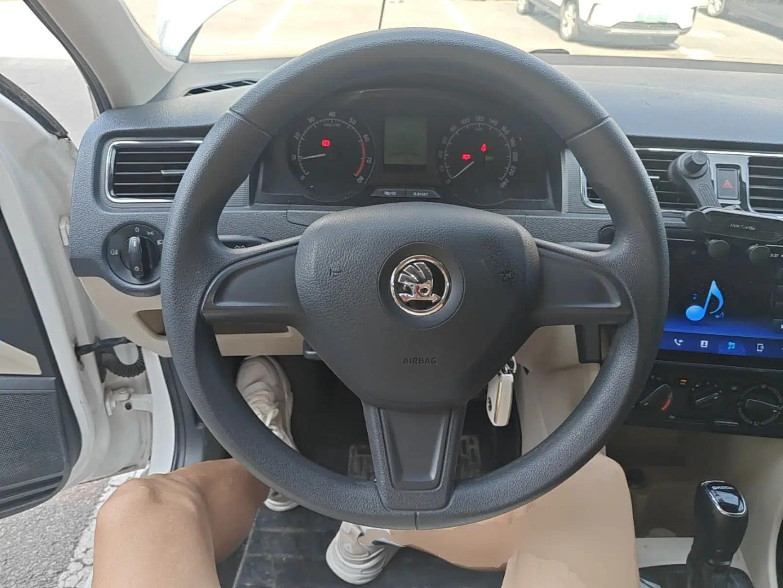 Skoda Rapid 2015 1.6L Automatic Smart Selection Model — миниатюра 13