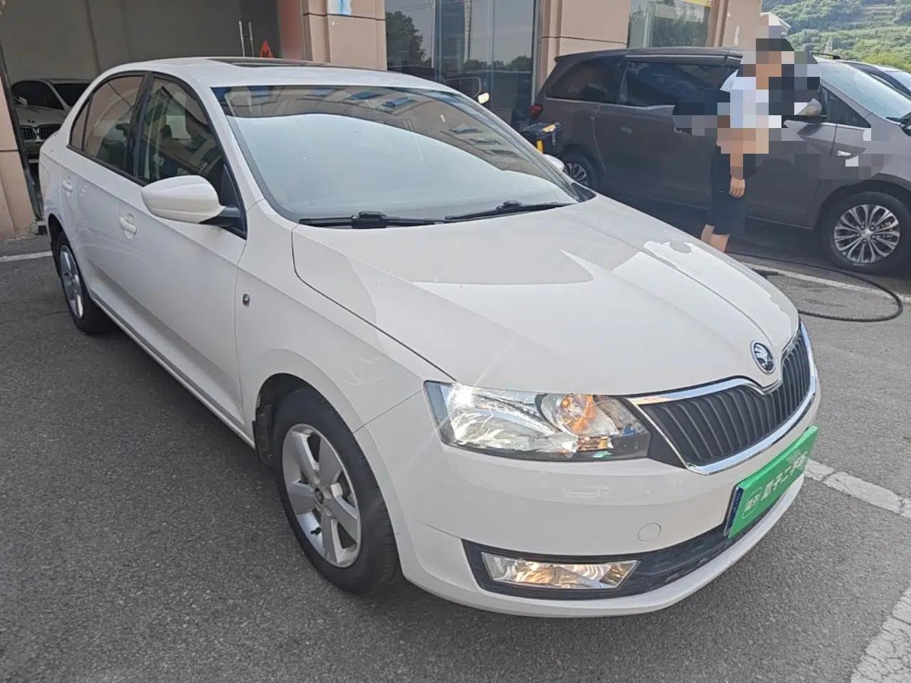 Skoda Rapid 2015 1.6L Automatic Smart Selection Model — миниатюра 3